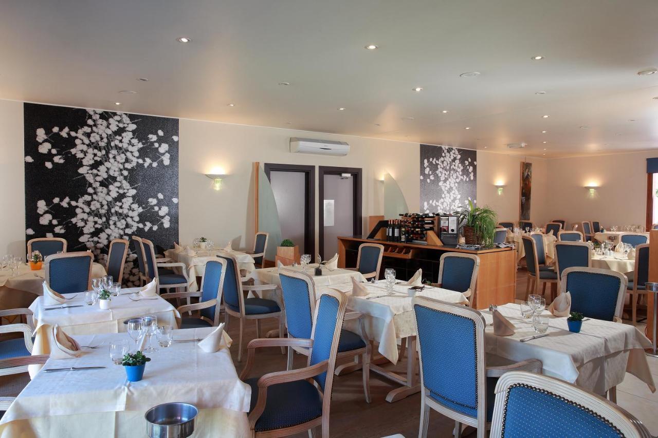 Logis Le Luth Hotell Mirecourt Exteriör bild
