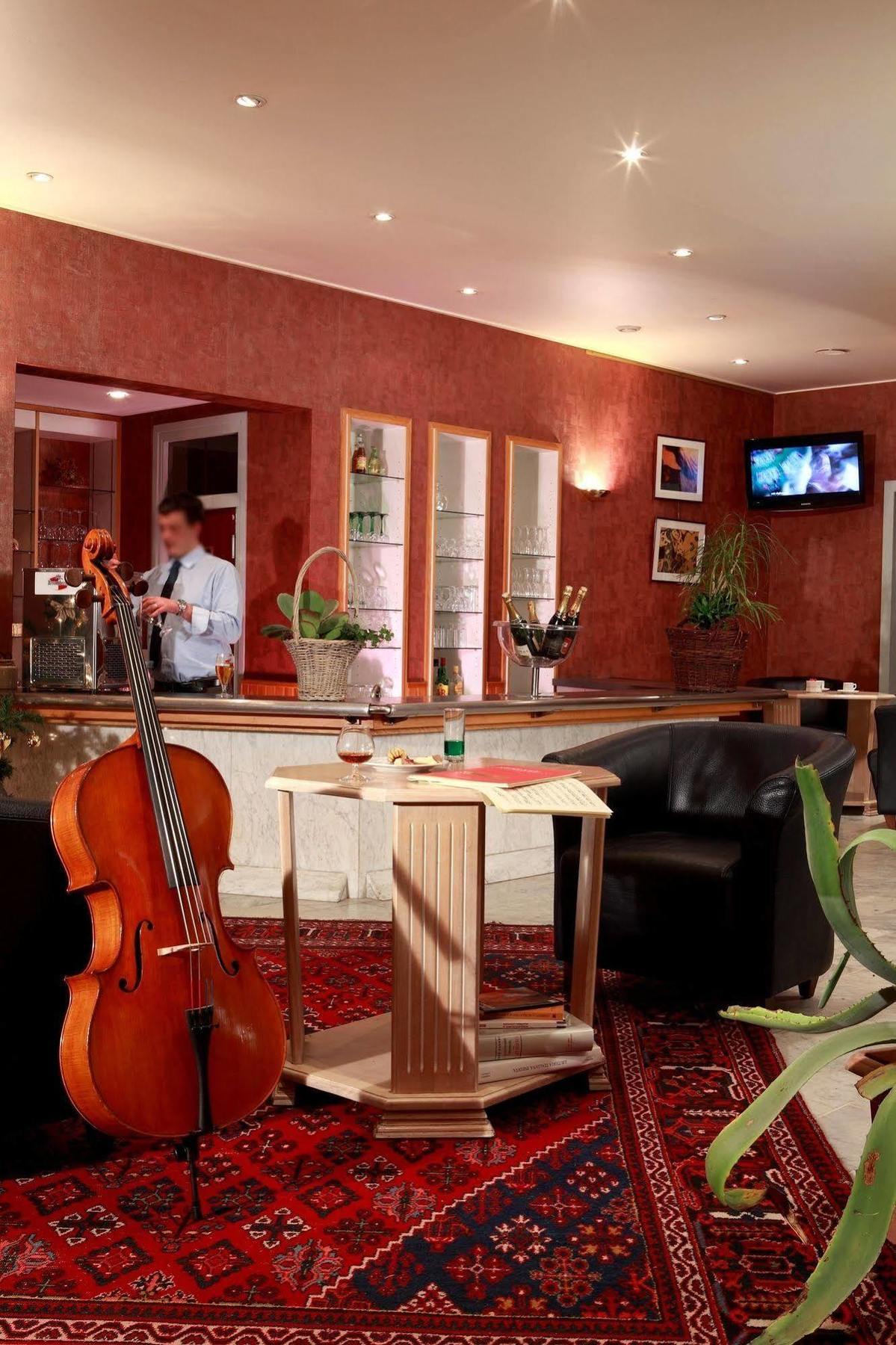 Logis Le Luth Hotell Mirecourt Exteriör bild