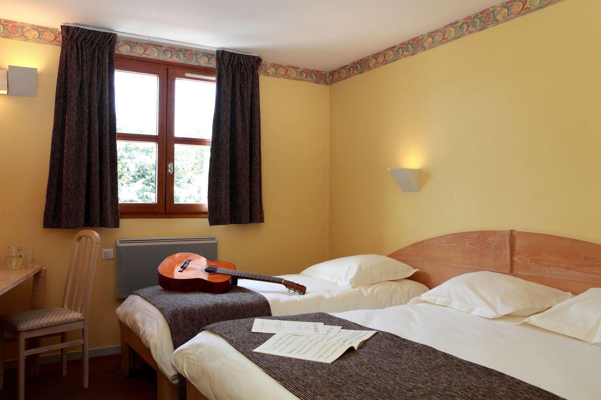 Logis Le Luth Hotell Mirecourt Exteriör bild