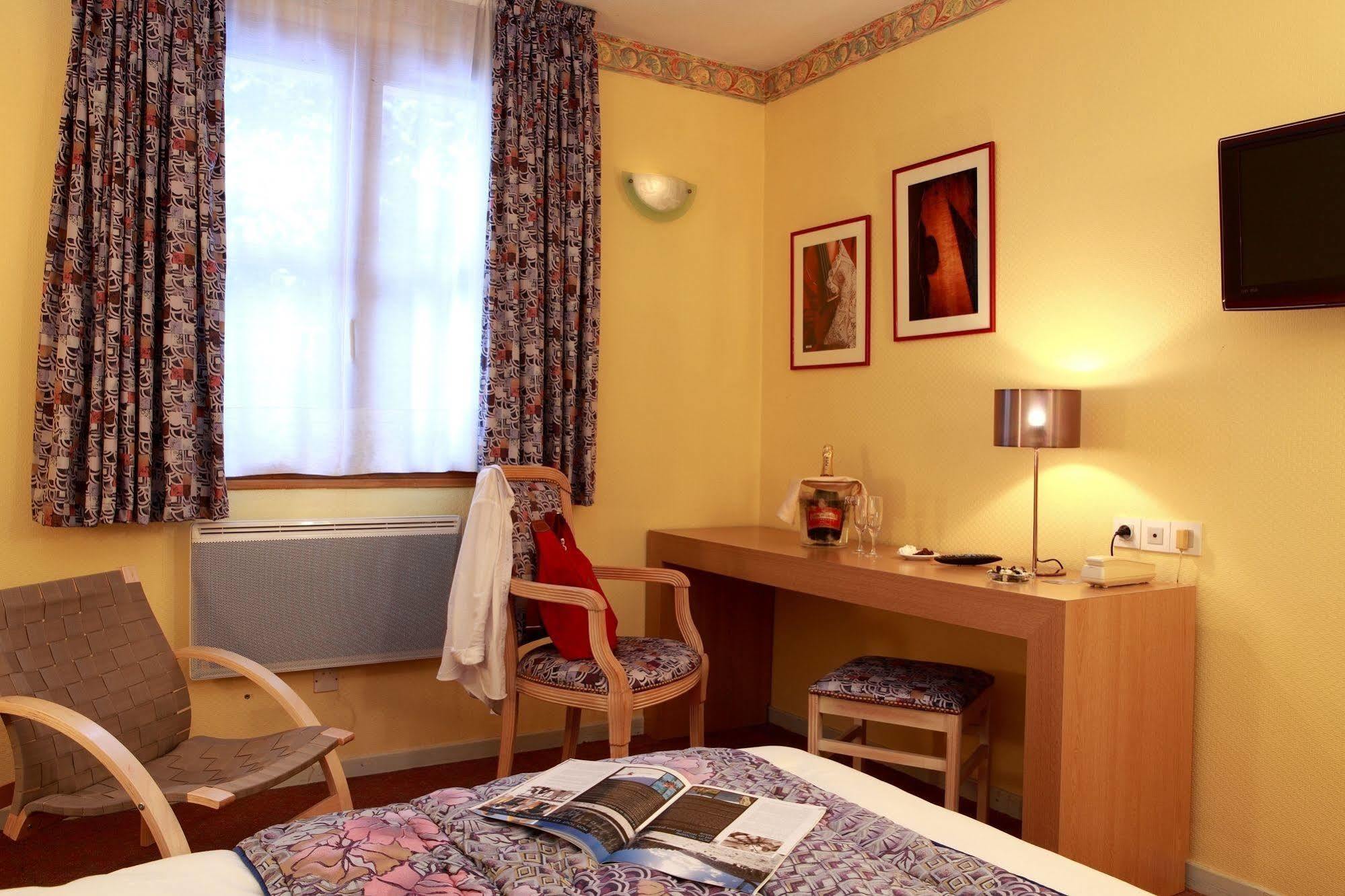 Logis Le Luth Hotell Mirecourt Exteriör bild