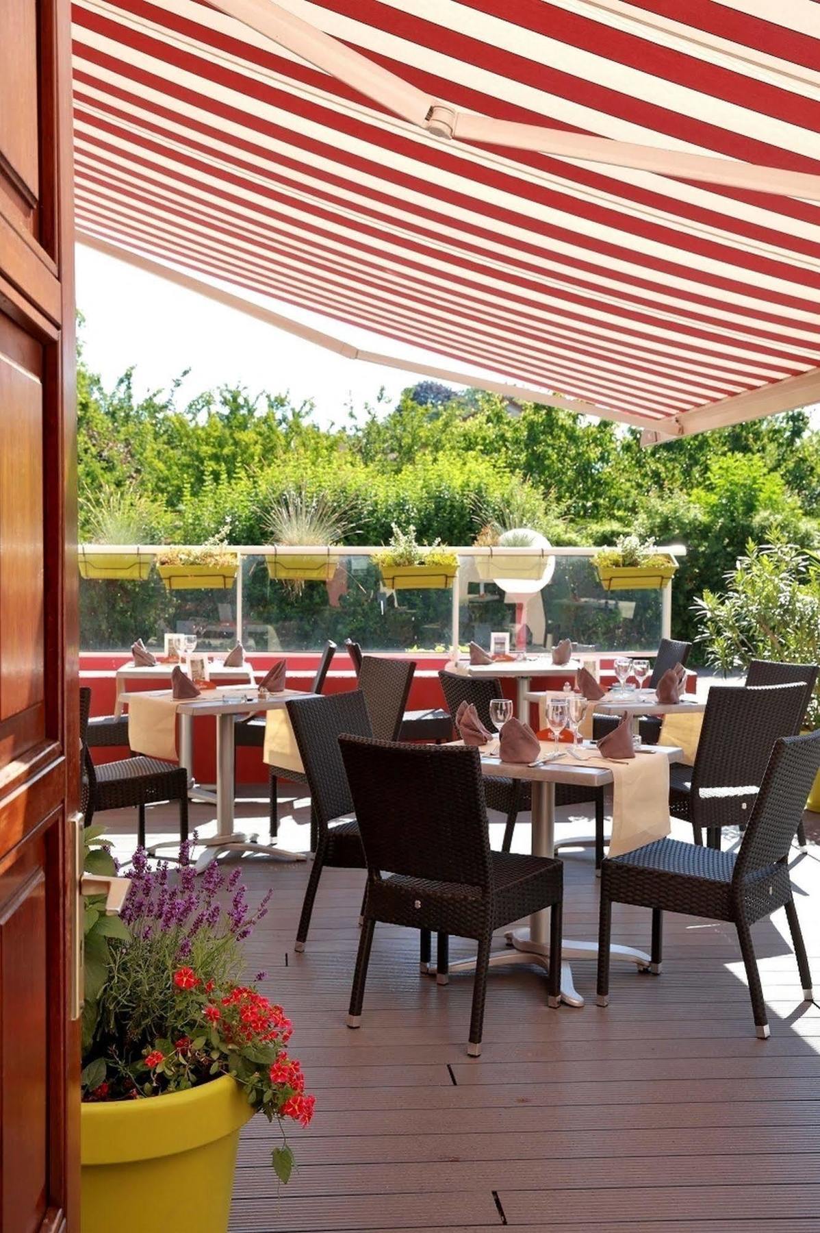 Logis Le Luth Hotell Mirecourt Exteriör bild